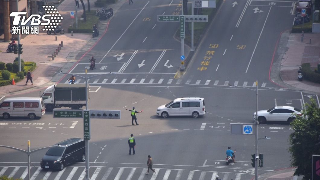 高雄全區停電,員警、義交前往各大路口指揮交通。(圖/中央社)