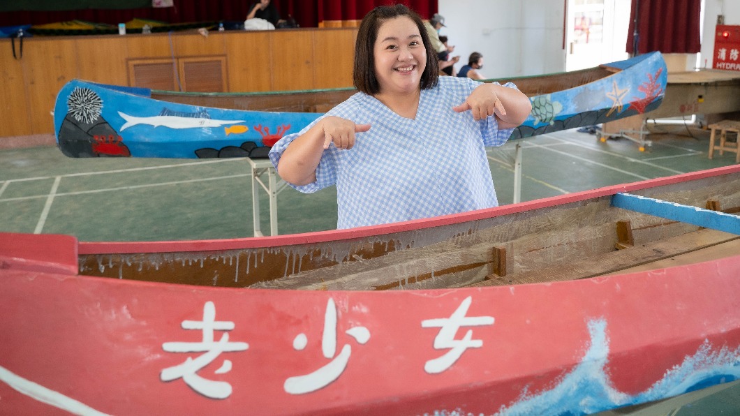 喜歡大海的鍾欣凌開心藉由工作擺脫家中小惡魔。（圖／桂田文化藝術基金會提供）
