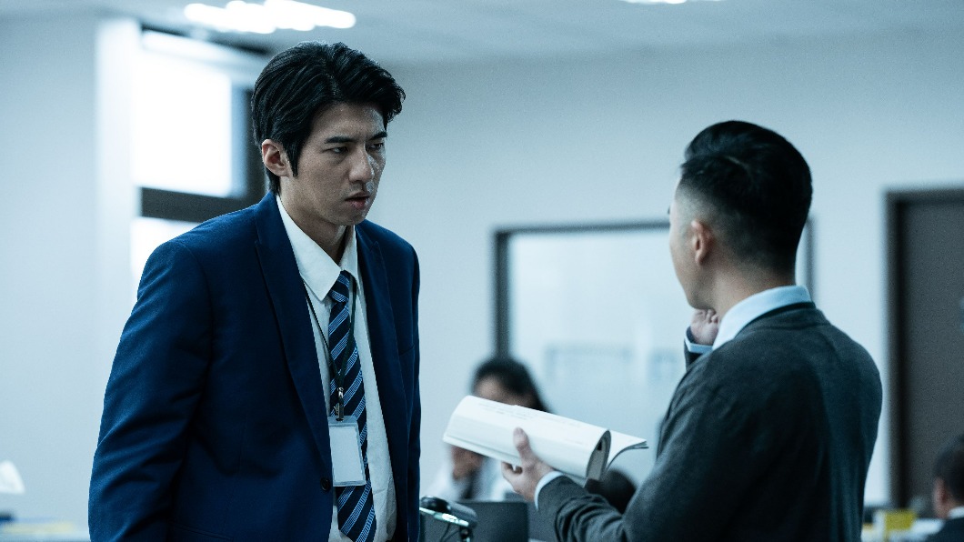 傅孟柏(左)扮演厭世的保險業務員。(圖/威視提供)