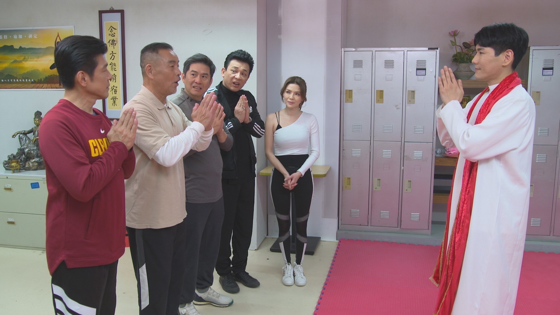 蘇炳憲（圖左起）、胡鴻達、洪都拉斯、龍天翔為救采苓特地跟胡嘉愛到小路（右一）的瑜珈教室靈修。（圖／民視提供）