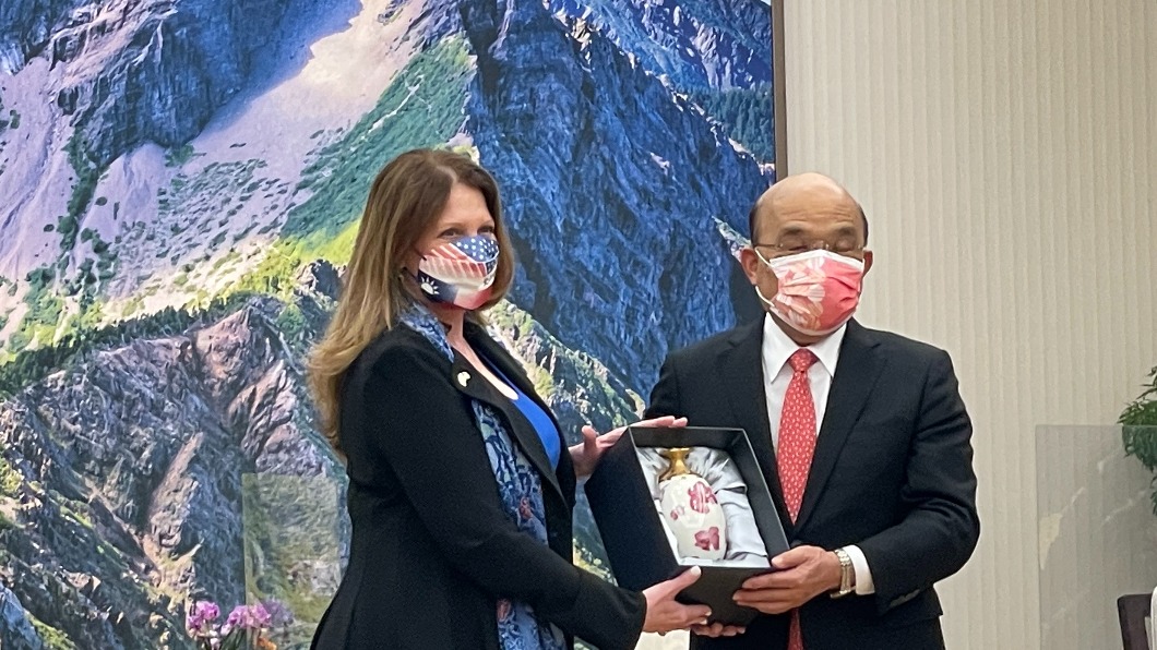行政院長蘇貞昌下午於政院內接見龐佩奧夫婦。(圖/政院提供)