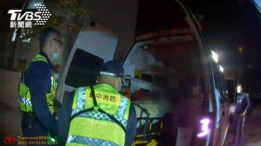 消防人員將傷者送醫治療。（圖／警方提供）