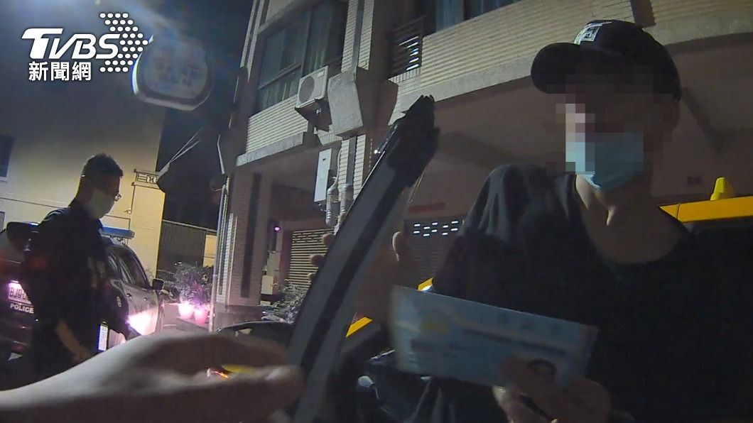 警方見其違停上前盤查。(圖/TVBS)