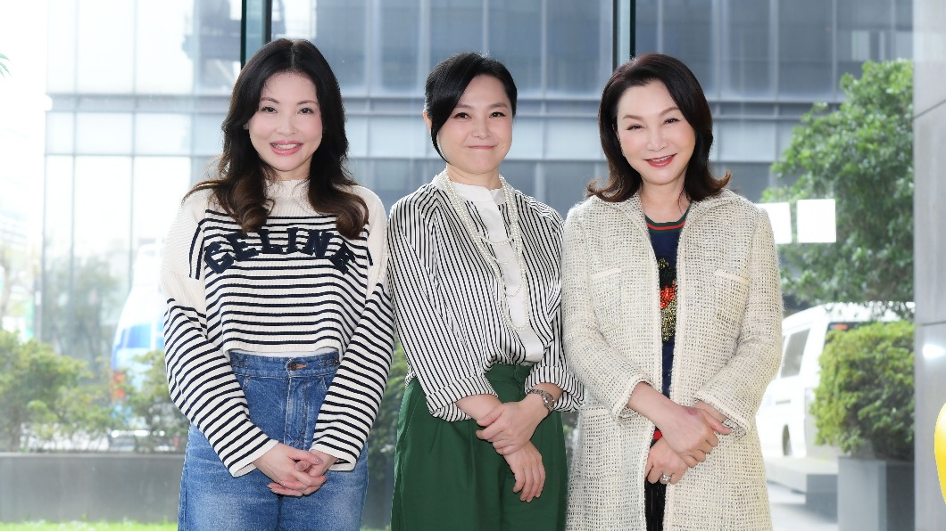 何如芸(左一)先前到新加坡探望兒子。(圖/三立提供)