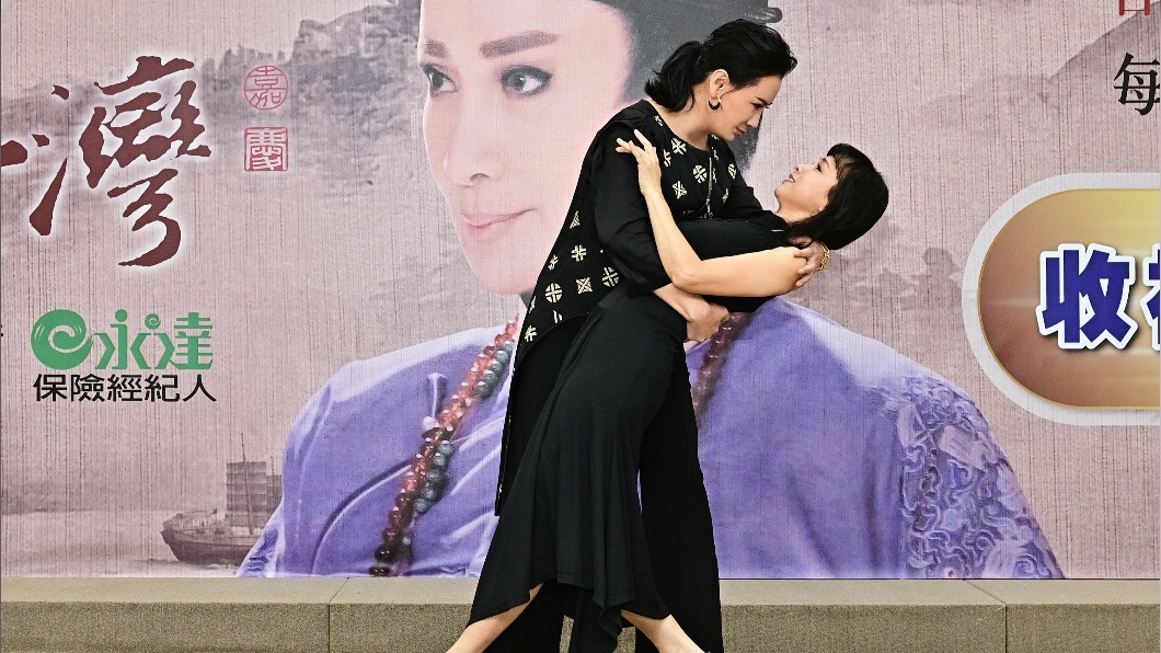 陳亞蘭(左)與陳怡真重現《嘉慶君遊臺灣》折腰吻。(圖/欣湉國際提供)