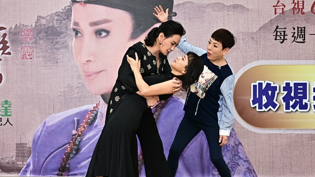陳亞蘭重現「折腰吻」陳怡真(中),紀麗如(右)上演神來之手。(圖/欣湉國際提供)