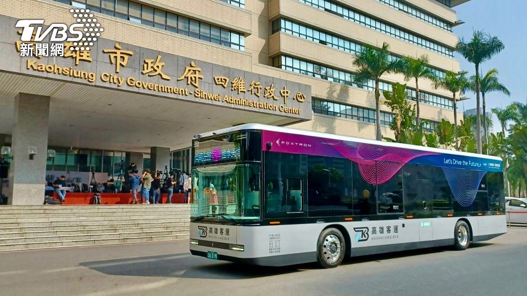 鴻海Model T交車 陳其邁:打造全球最重要電巴基地