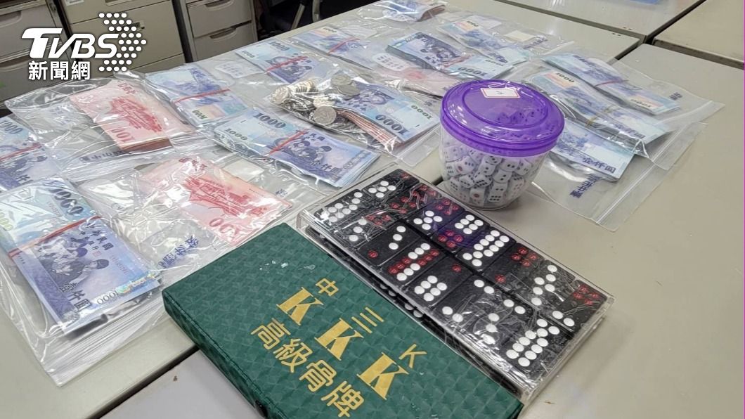 警方查獲王姓主嫌及賭客共22人,並查扣天九牌賭具及賭資等證物。(圖/警方提供)