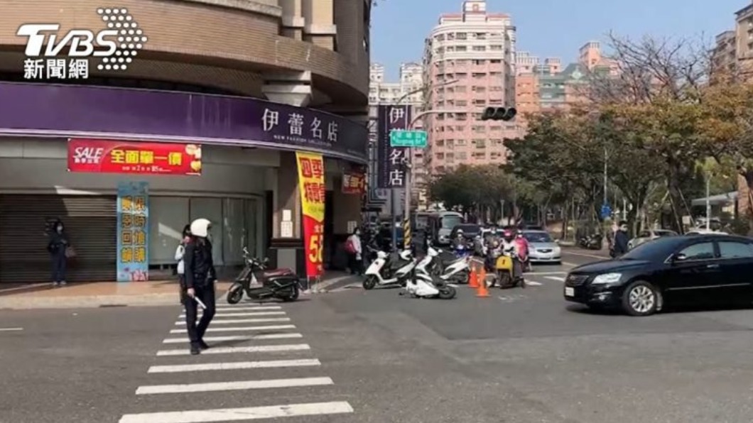 行經所有路口,還是要放慢車速並觀察其他用路人的車速。(圖/TVBS)