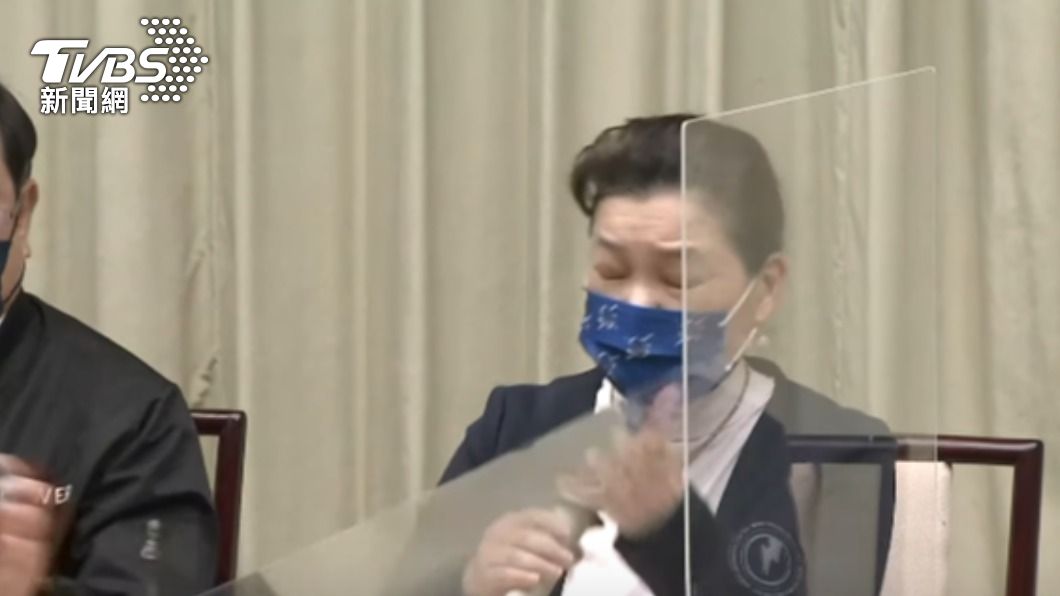 王美花被隔板打到。（圖／TVBS）