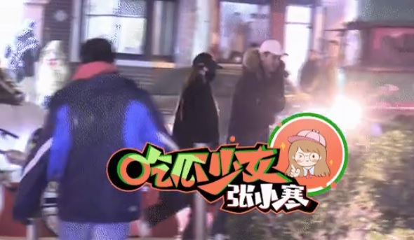 陸狗仔爆楊冪帶神秘男走進上海某社區。(圖/翻攝自吃瓜少女張小寒微博)