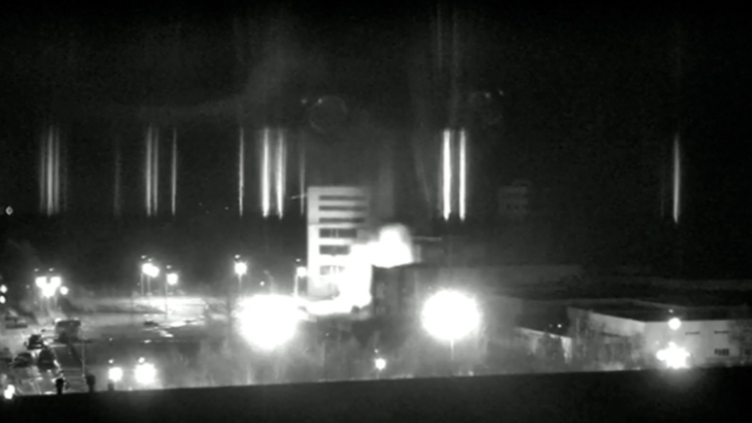 札波羅熱核電廠(Zaporizhzhia Nuclear Power Plant,ZNPP)遭到砲擊。(圖/NEXTA twotter)