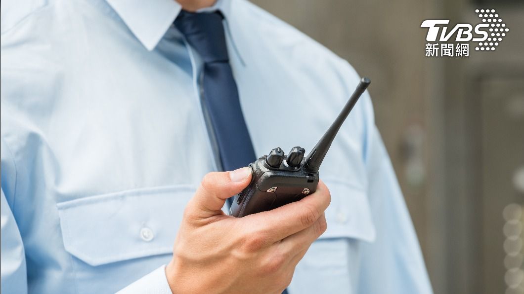 許多網友也表示,自己爸爸也覺得當保全丟臉。(示意圖/shutterstock達志影像)