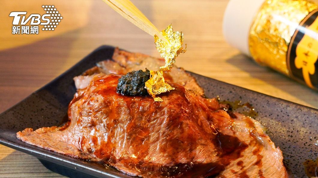 金箔黑松露炙燒和牛握壽司。(圖/馬辣集團提供)