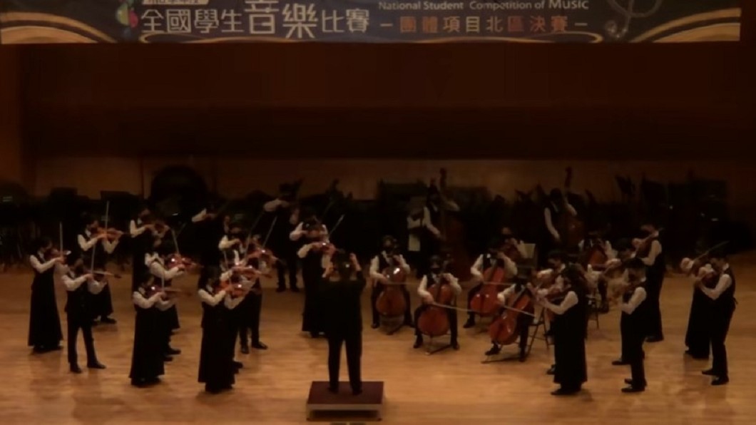 才剛開始演奏,燈光就全滅了。(圖/翻攝自paley kuo YouTube)