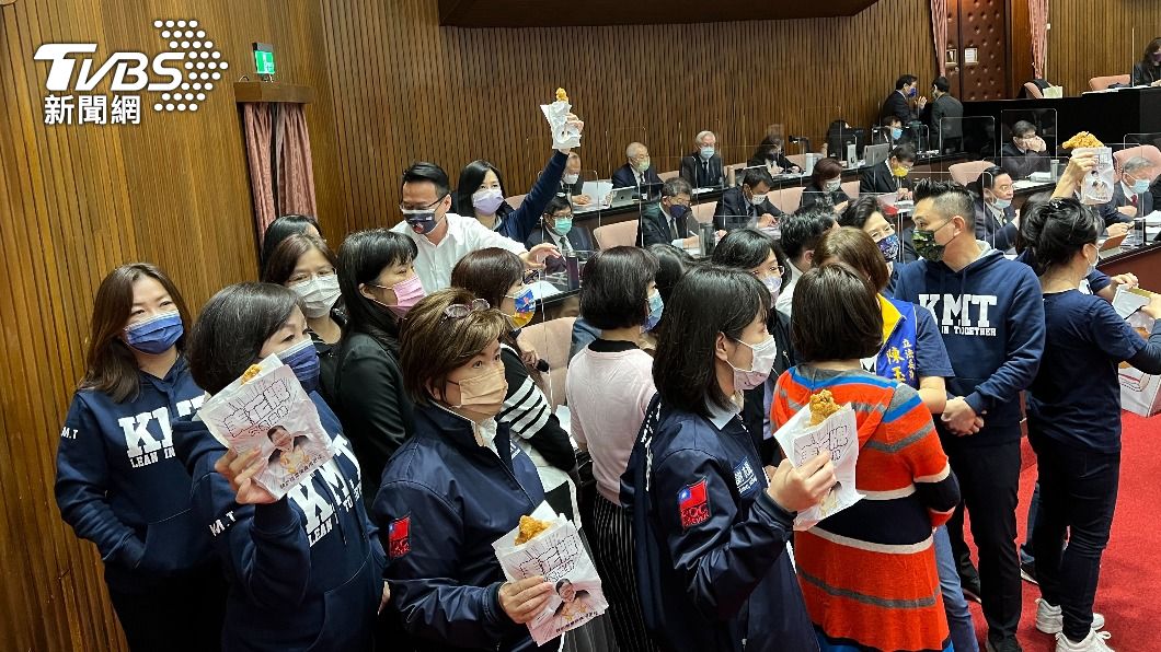 藍委拿雞排進場嗆聲。(圖/國民黨團提供)