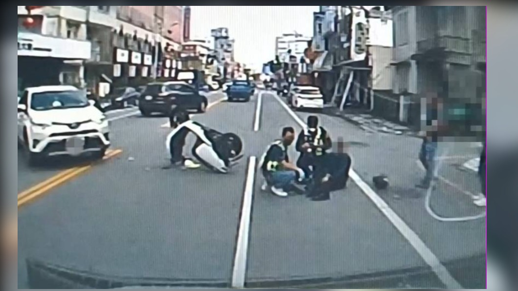 太離奇 機車空翻180度「倒立」馬路上