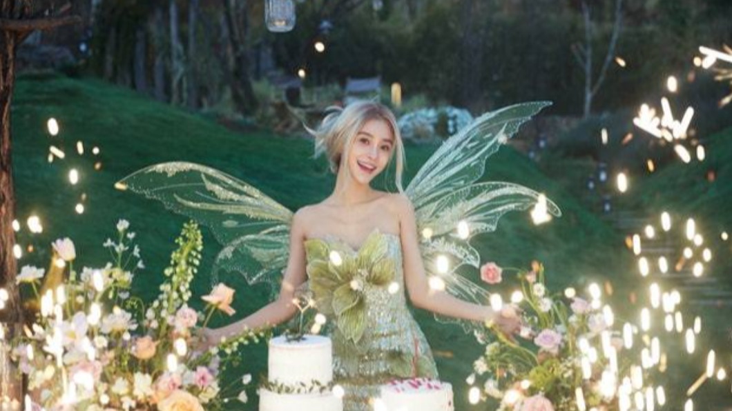 Angelababy一頭金髮,搭配淺綠禮服和唯美的翅膀,宛如仙子。(圖/翻攝自楊穎工作室微博)