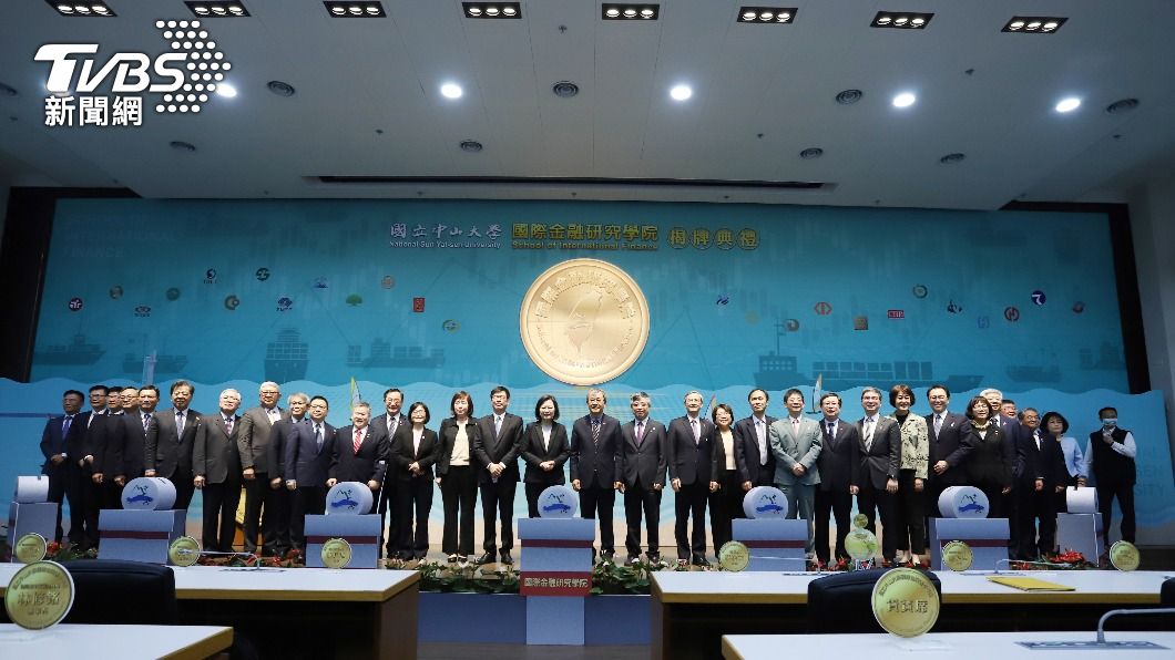陳其邁今（4）日出席國立中山大學國際金融研究學院揭牌典禮。（圖／中山大學提供）