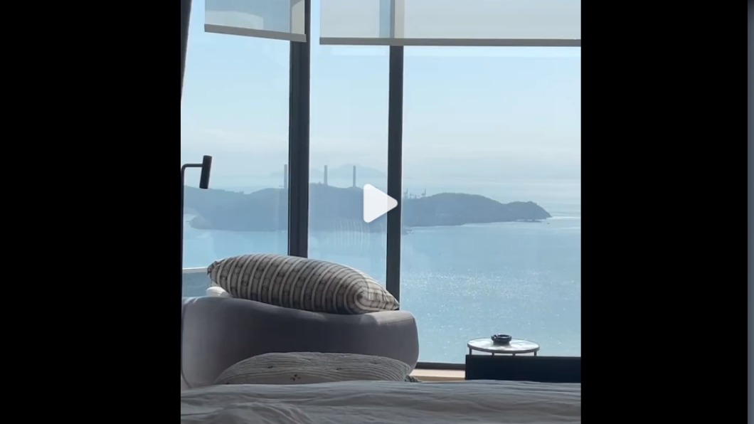 從張馨月微博發布的影片中，依稀可見豪宅的無敵海景。（圖／翻攝自張馨月微博）