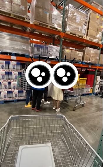 店員為視障人士介紹商品。(圖/翻攝自Costco好市多 商品經驗老實說)