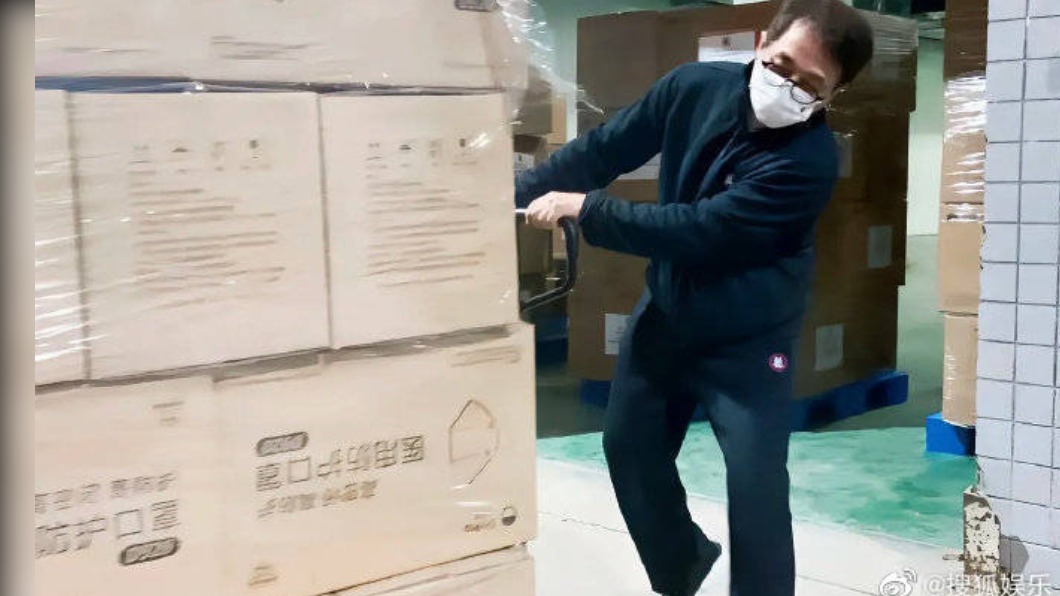 成龍親力親為搬運物資,援助香港。(圖/翻攝自搜狐娛樂微博)