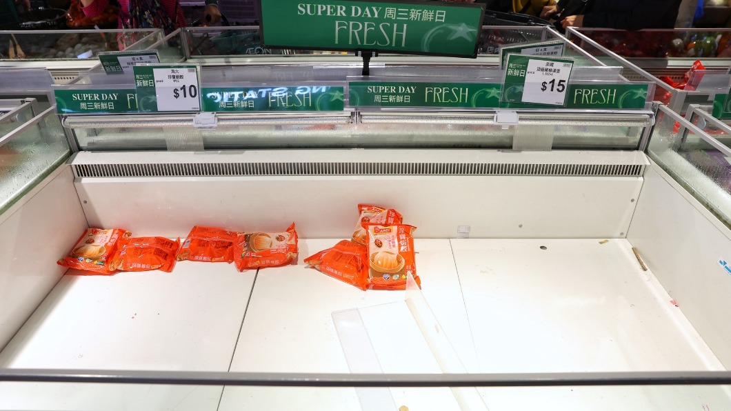 香港疫情延燒!搶購潮基層「溫飽」艱難 上班需自費快篩