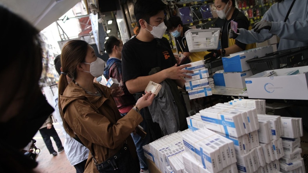 香港民眾都在大量搶購快篩。(圖/香港01提供)