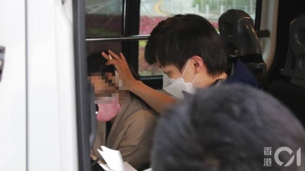 警員向女嬰母親問話。（圖／香港01提供）