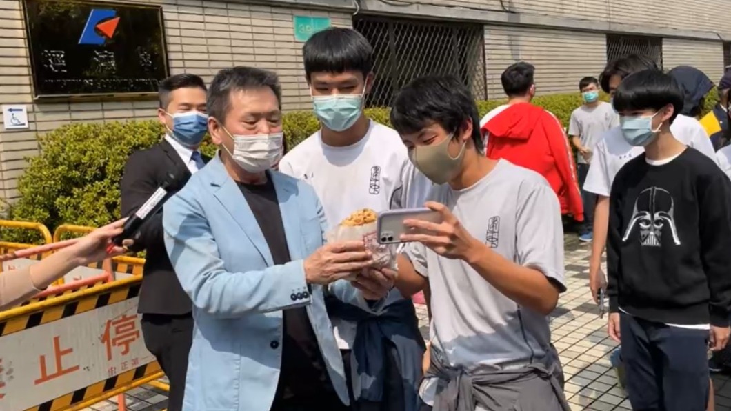 王美花堅持沒缺電 藍委經濟部前幫發303份雞排被秒殺