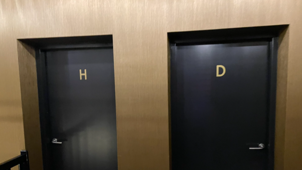 廁所標「H、D」看攏嘸! 他尬問店員:哪間是男廁?