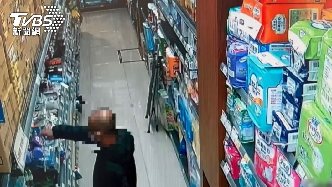 林男偷完保健食品,再將空盒放回架上,監視器全都錄。(圖/警方提供)