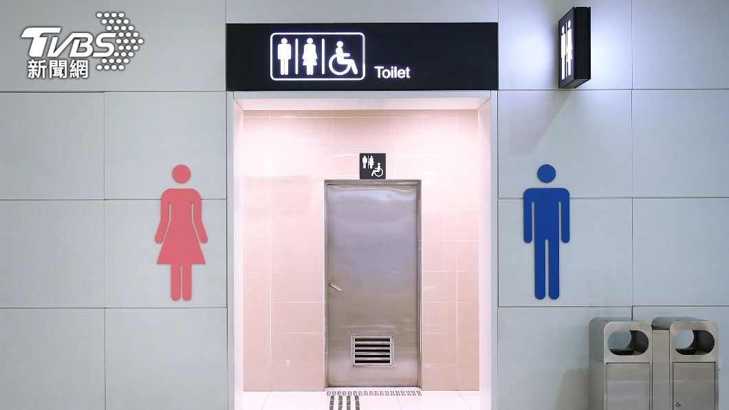 公用廁所通常會標示,男女廁各是哪一間。(示意圖/shutterstock達志影像)