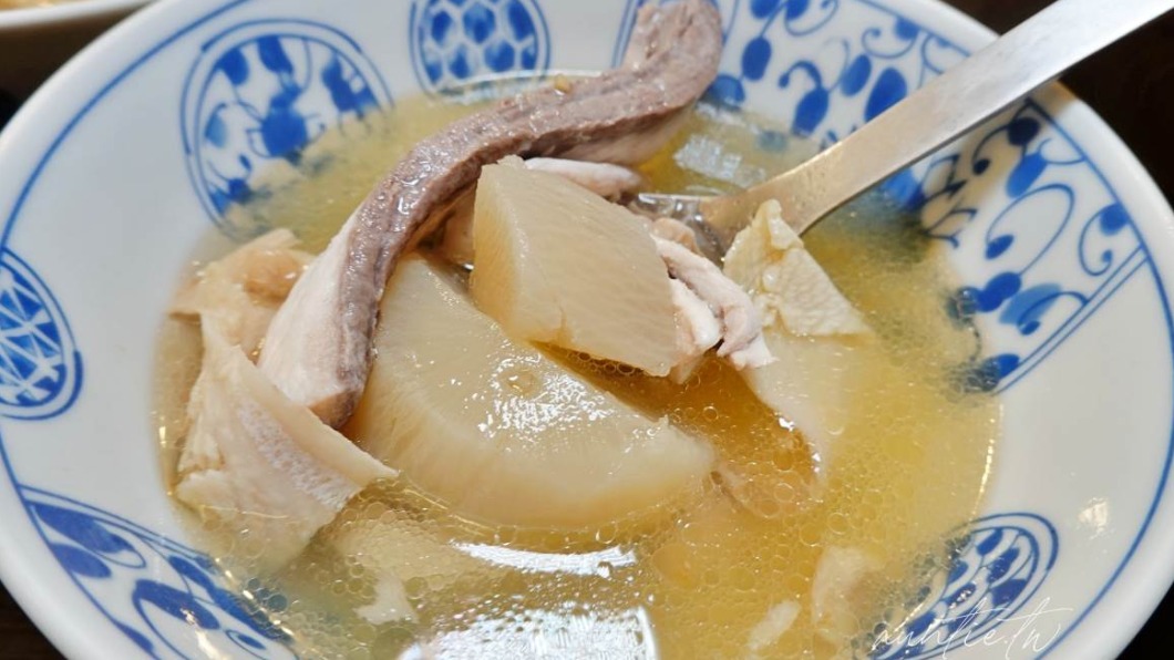 店內還有免費喝到飽的魚湯,魚配上蘿蔔非常提鮮。(圖/水晶安蹄不務正業過生活提供)