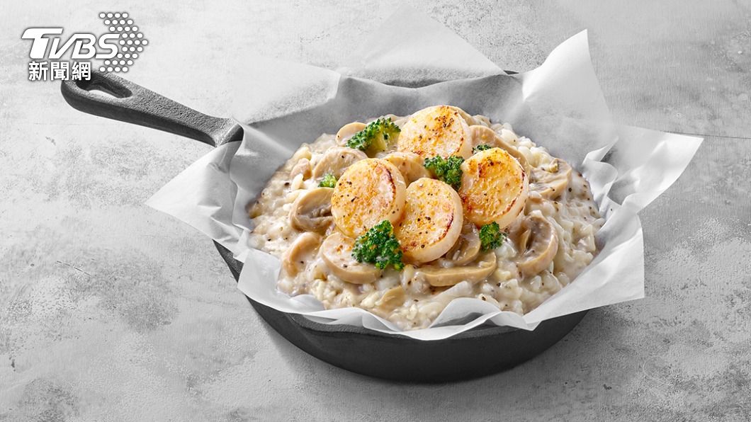 松露牛肝菌干貝起司紙包飯。(圖/必勝客提供)