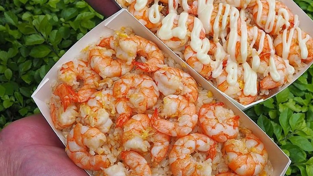 超浮誇「蝦爆炒飯」！現剝大白蝦滿到炸　還送鮮甜味噌湯