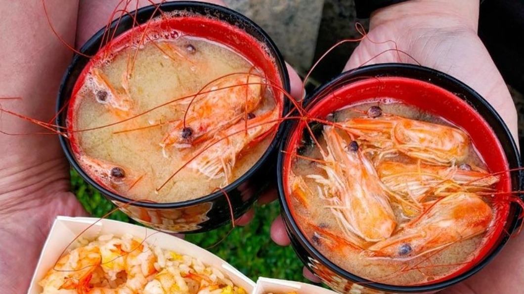 買蝦爆炒飯還會附1碗滿滿蝦頭的「味噌海帶芽湯」。(圖/民宿女王芽月-美食.旅遊.全台趴趴走)