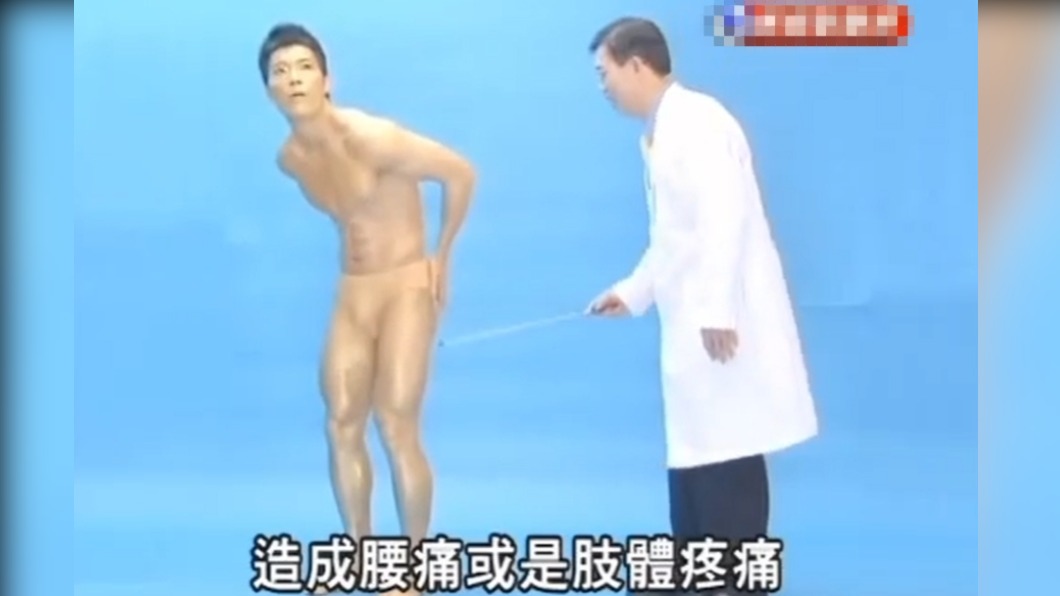 醫師和銅人的趣味組合還曾引起模仿潮。（圖／翻攝自浩克爸爸臉書）