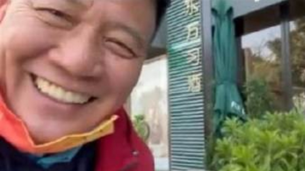 身穿紅色外套便服的萬梓良相當蒼老，臉皮下垂，整個人顯得老態許多。（圖／翻攝自微博）