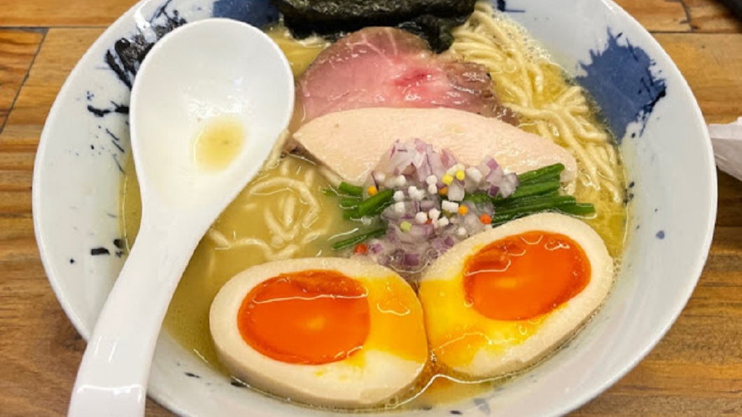拉麵叉燒疑沒熟 業者辯「肌紅蛋白」嗆客:靠X三小?