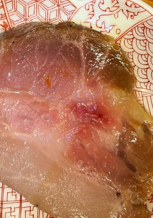 消費者質疑拉麵裡的叉燒肉沒熟。（圖／翻攝自Google評論）