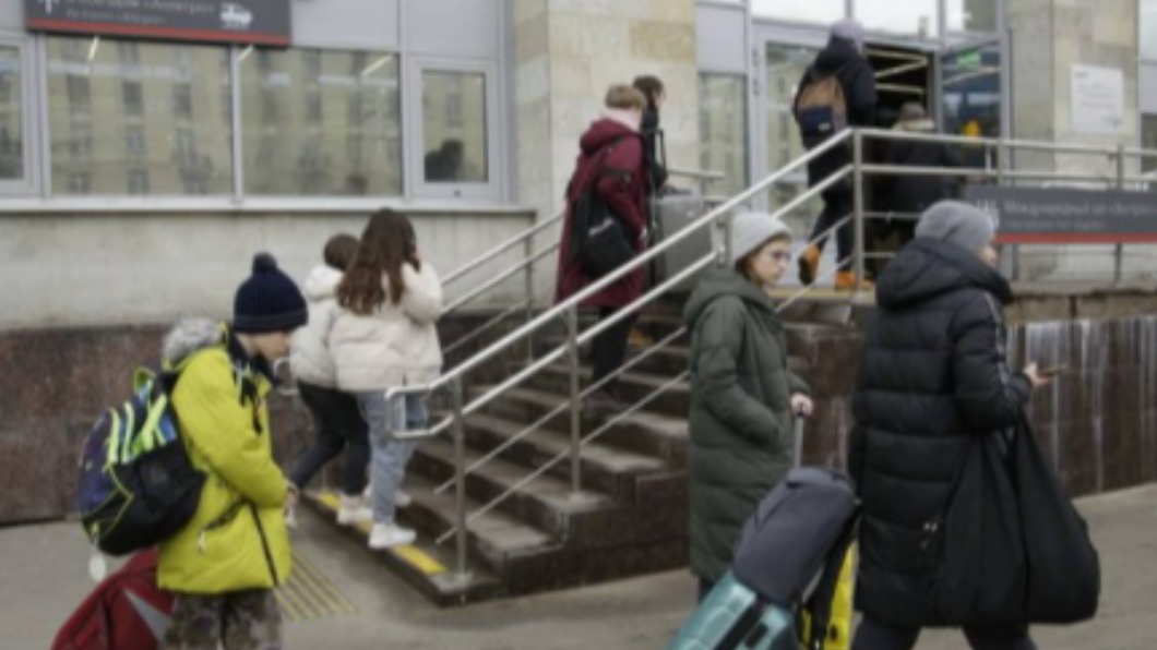 憂西方國家制裁 俄國人搶搭唯一照常營運列車逃往芬蘭