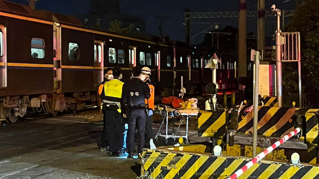 台南2男「闖入鐵軌」遭區間車撞上 緊急送醫搶救