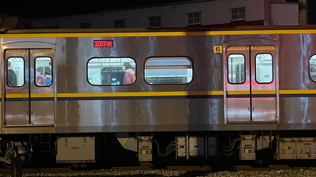 3267次列車撞擊2名男性。(圖/翻攝自記者爆料網)