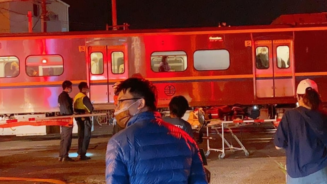 目前傷者已送往醫院急救,列車乘客則安排轉乘。(圖/翻攝自記者爆料網)