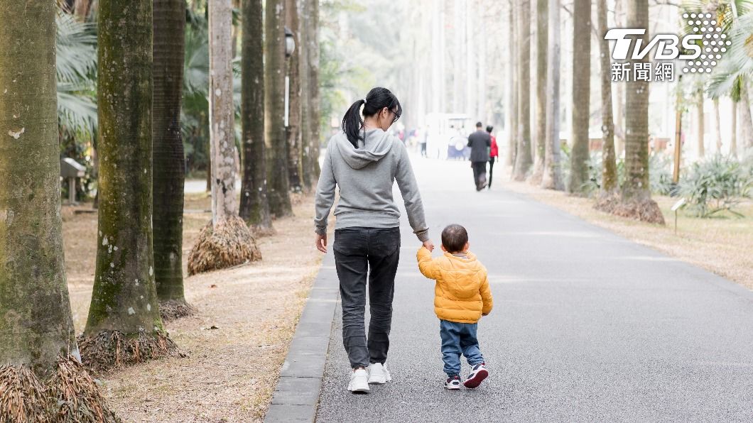 驚蟄節氣在室外緩緩散步,有助於身體健康。(示意圖/shutterstock 達志影像)