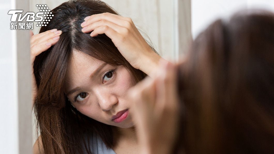 白髮拔一根長三根?醫師揭真相 曝2撇步:頭髮烏黑秀麗