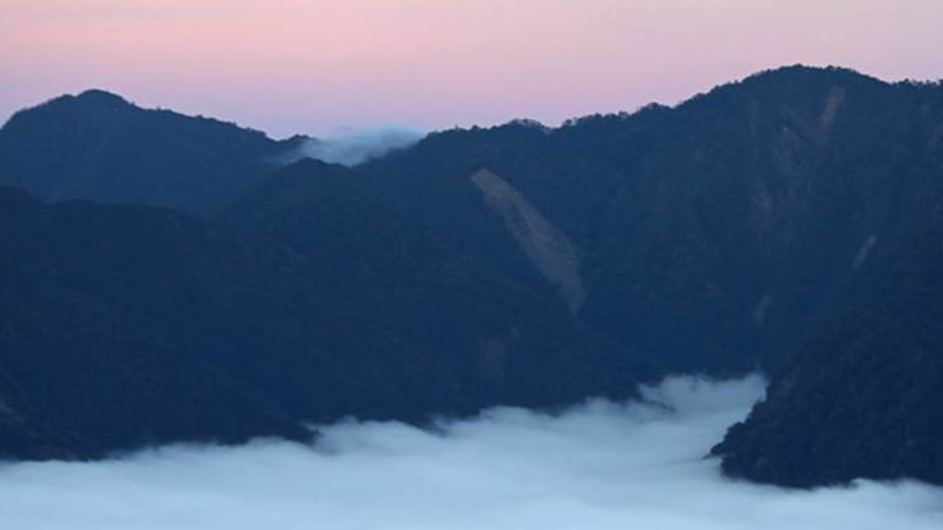 浮在雲海上的山峰像座小島。（圖／DRIBS & DRABS提供）