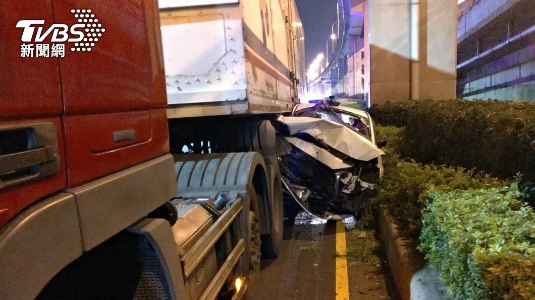 馬3尬聯結車下場出爐!高速換車道硬擠「慘夾」分隔島中