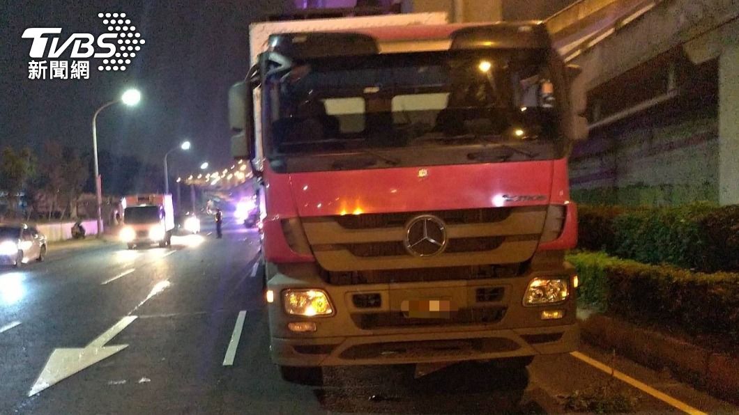 聯結車駕駛協助報警。(圖/TVBS)